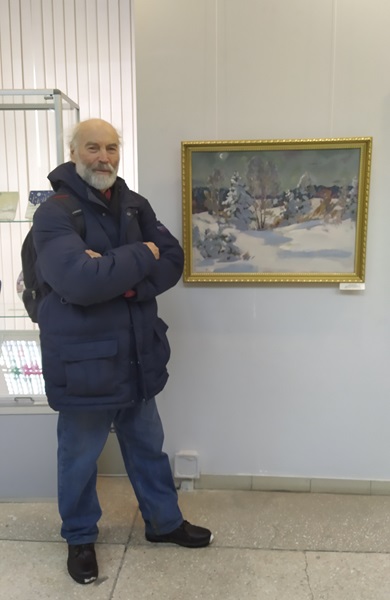Заслуженный художник России Владимир Арепьев на фоне своей работы