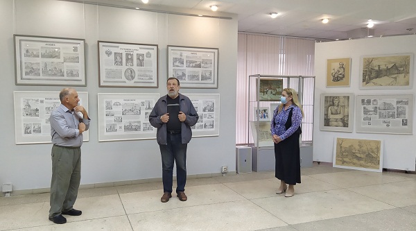 Слева направо: Валентин Денискин, Евгений Столяров, заведующая выставочным залом Дома художника Галина Терентьева