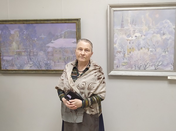 Участница выставки Лариса Минченко на фоне своих работ