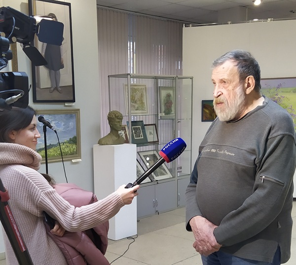 Член правления Калужского отделения Союза художников России Евгений Столяров дает интервью калужским СМИ