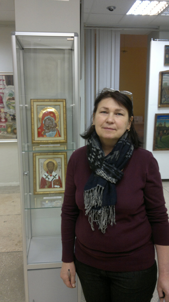 Художница Людмила Зайчикова на фоне своих работ