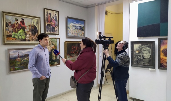 Лауреат выставки-конкурса Максим Алексеев дает интервью калужским СМИ