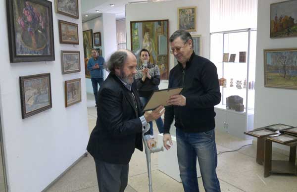 Председатель правления Калужского отделения Союза художников России Григорий Табаков вручает диплом лауреата Виктору Страхову