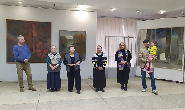 Слева направо: Сергей Золотарев, Лариса Минченко, Наталья Карякина, Татьяна Духанова, заведующая выставочным залом Галина Терентьева, Максим Зеленский