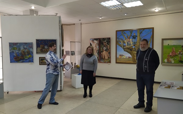Слева направо: лауреат выставки-конкурса Сергей Лопухов, заведующая Выставочным залом Дома художника Галина Терентьева, член правления Калужского отделения Союза художников России Евгений Столяров