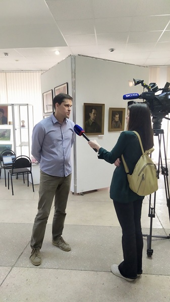 Куратор выставки Максим Алексеев дает интервью калужским СМИ