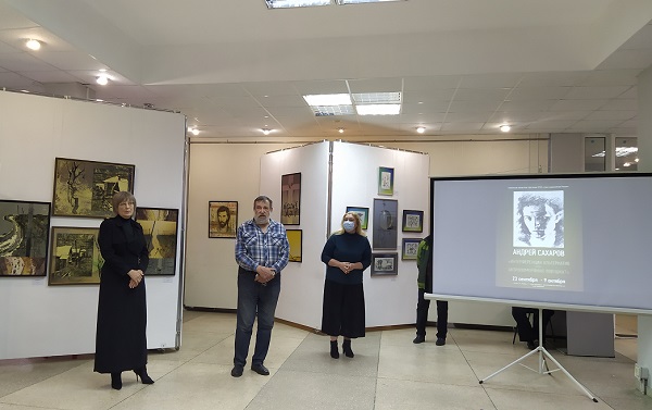 На вернисаже выставки - слева направо: вдова Андрея Сахарова Ирина Климентовская, член правления Калужского отделения Союза художников России Евгений Столяров, заведующая выставочным залом Дома художника Галина Терентьева